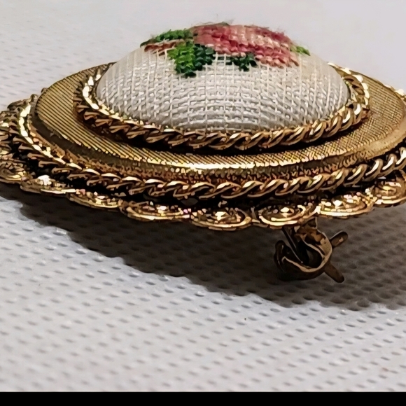 Vintage Petit Point Red Rose Flower Needlework Gold Tone Brooch Pin - Picture 2 of 3